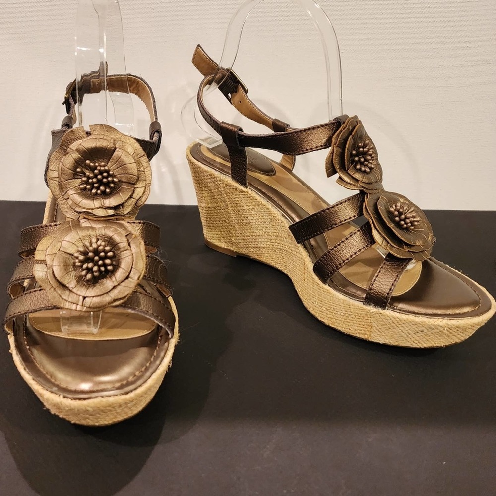 nwot STRICTLY COMFORT Bronze Metallic Leather Floral Wedge Sandals SIZE …